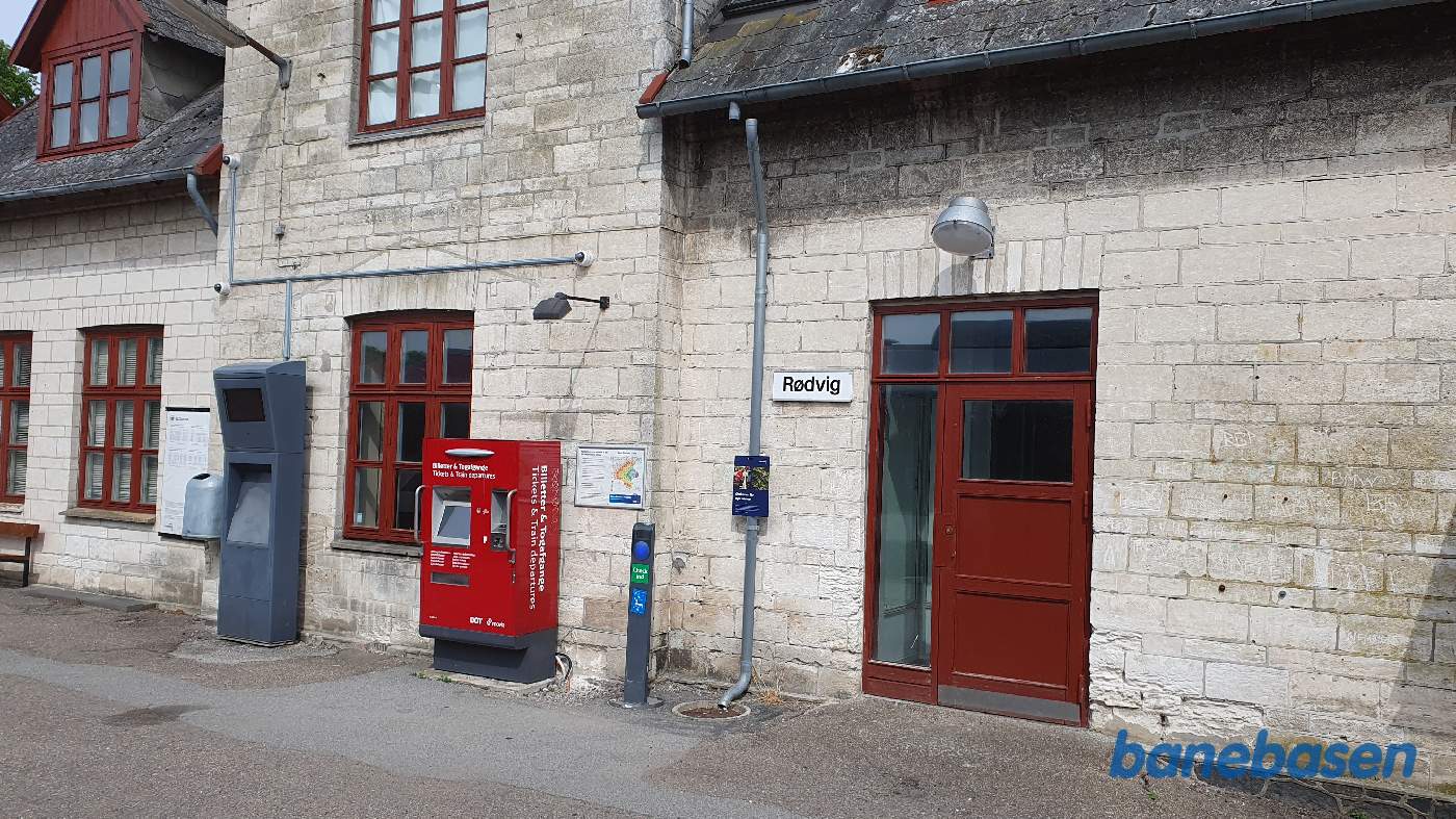 Stationsbygningen med stationsskiltet set fra perronen Stationsbygningen med stationsskiltet set fra perronen