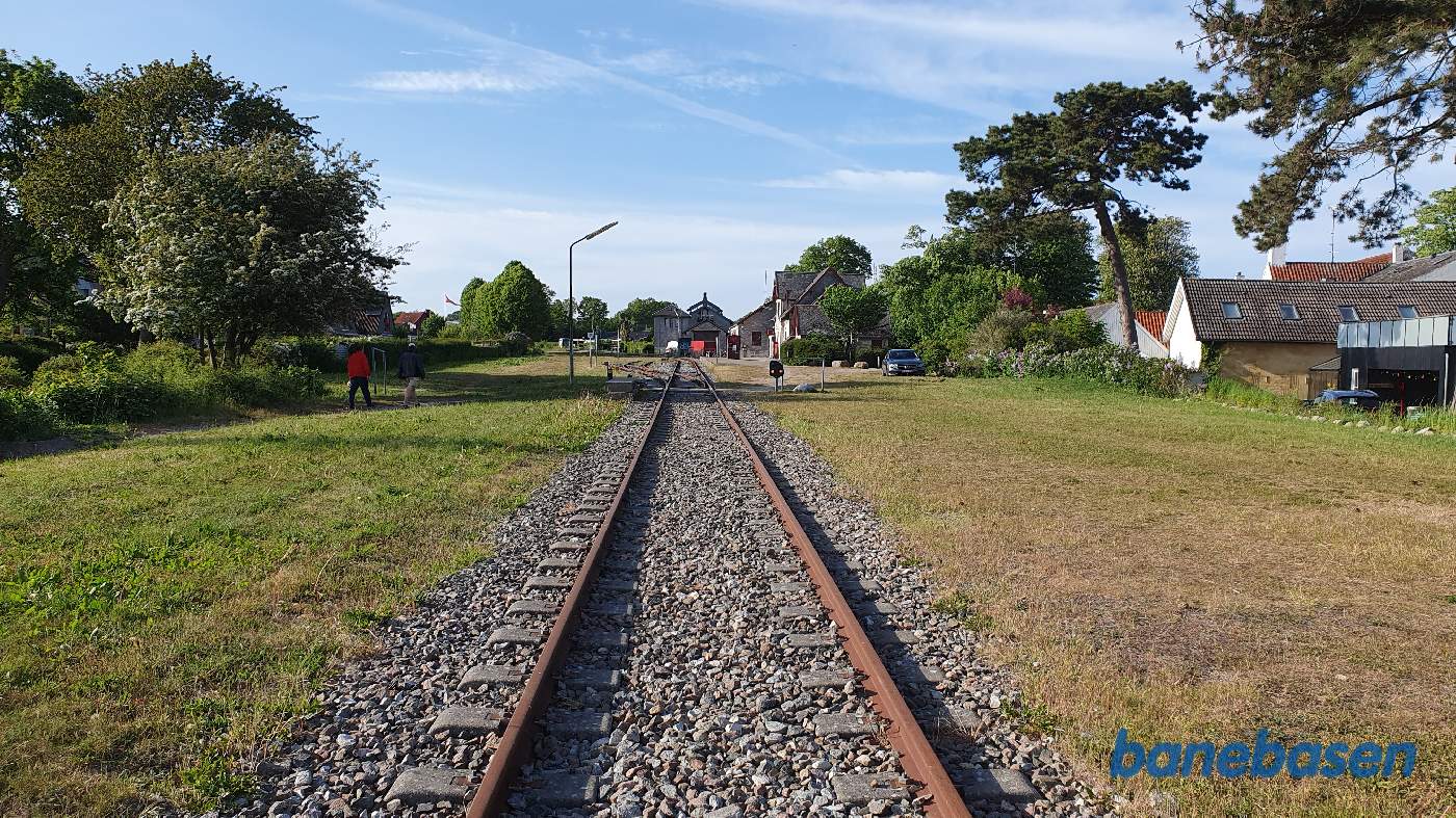 Et vue ind over stationen set fra stopbommen for enden af banen Et vue ind over stationen set fra stopbommen for enden af banen