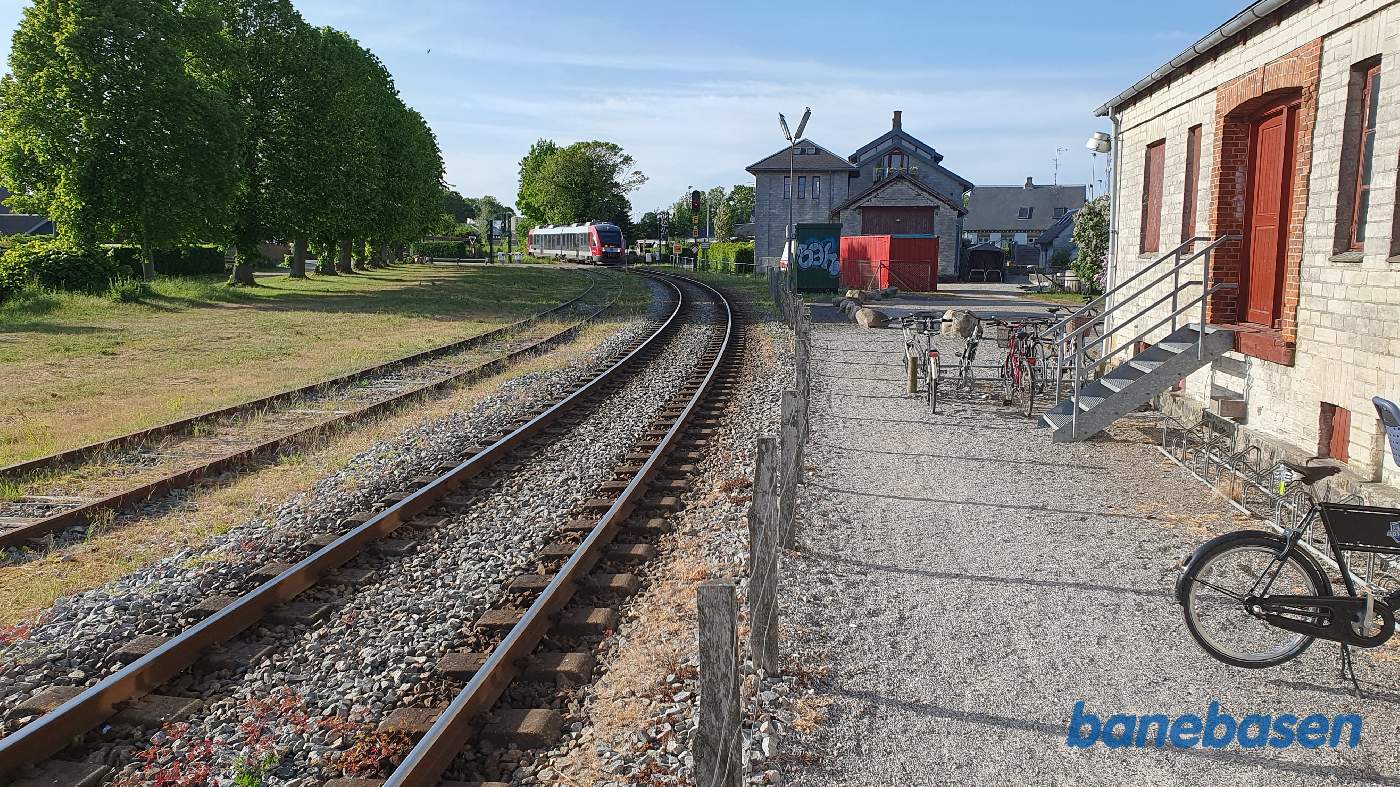 Tog fra Køge på vej ind på stationen Tog fra Køge på vej ind på stationen