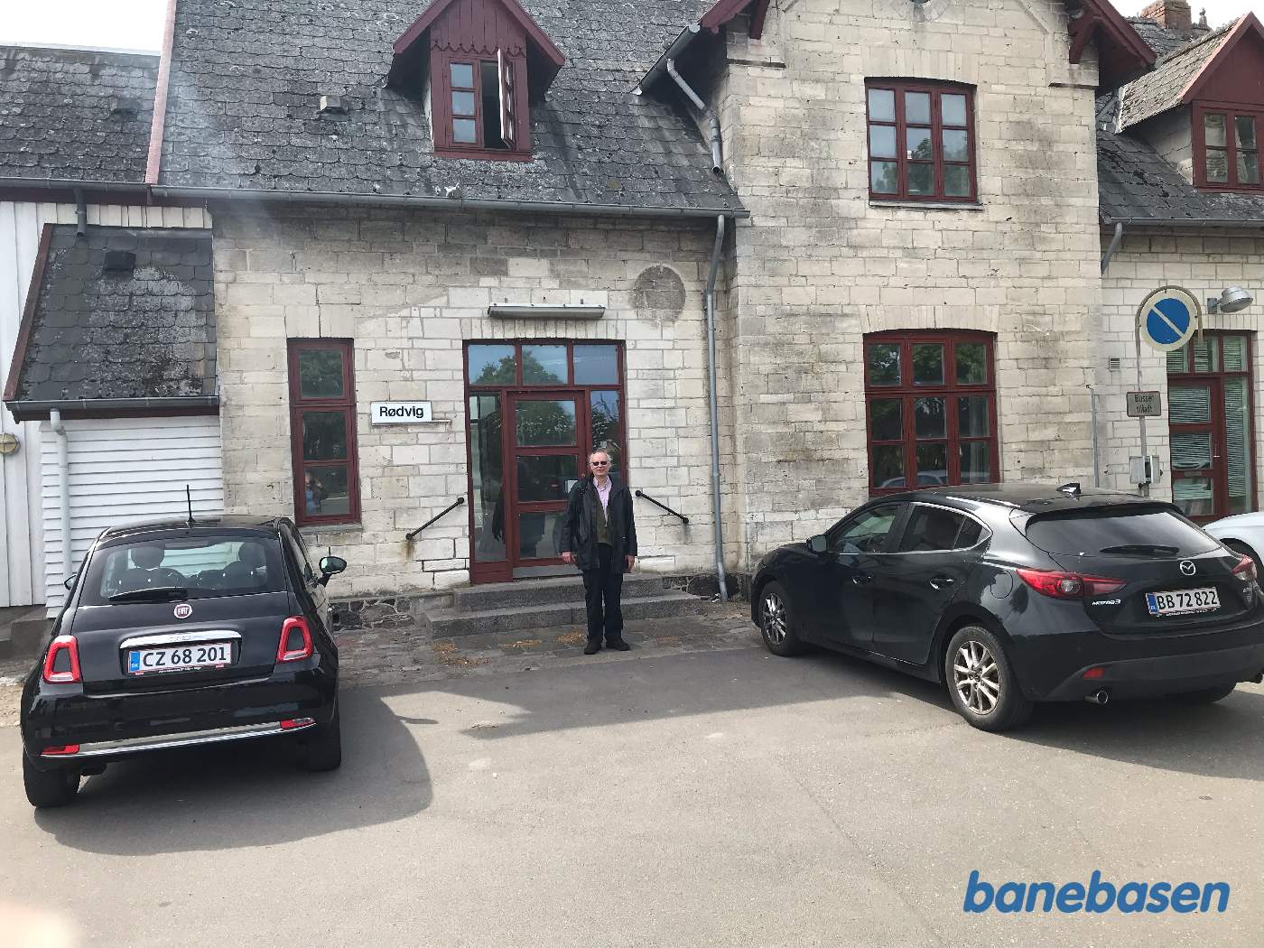 Stationsbygningen set fra vejen