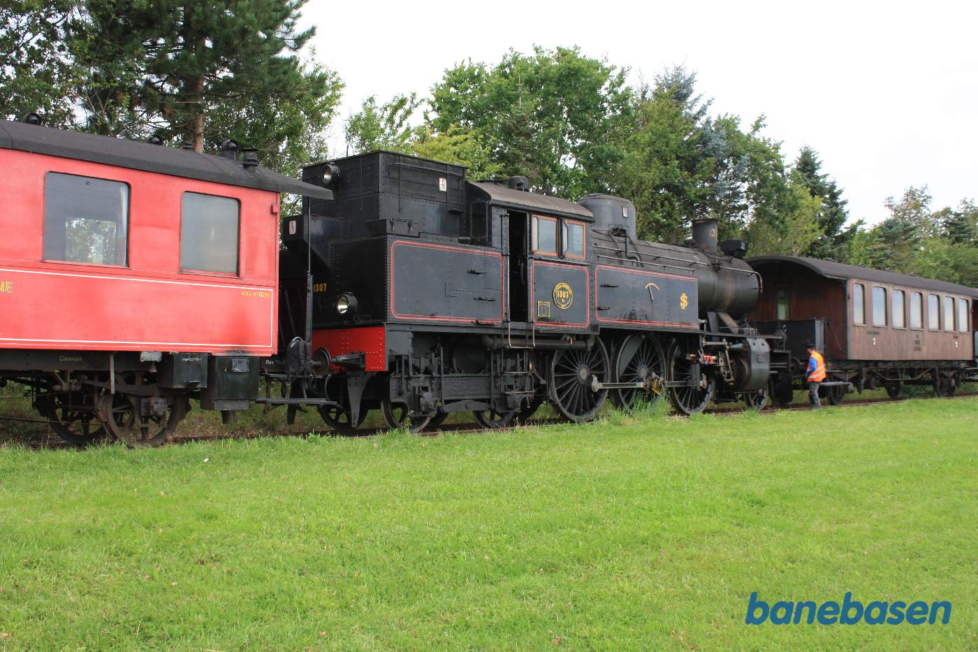 Rangerlederen tjekker at toget er korrekt samlet