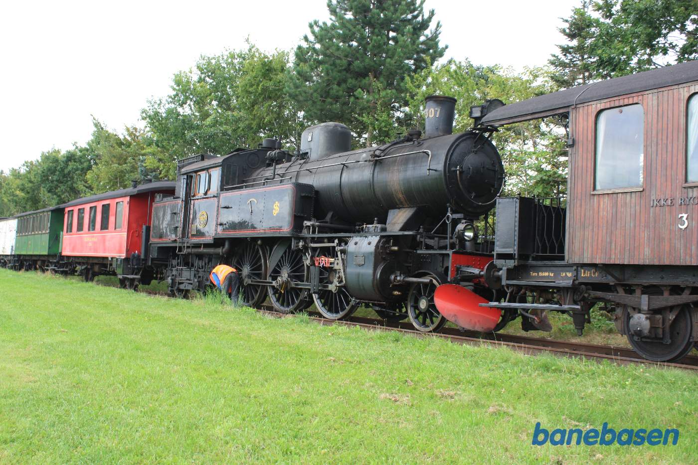 Rangerlederen tjekker at toget er korrekt samlet Rangerlederen tjekker at toget er korrekt samlet