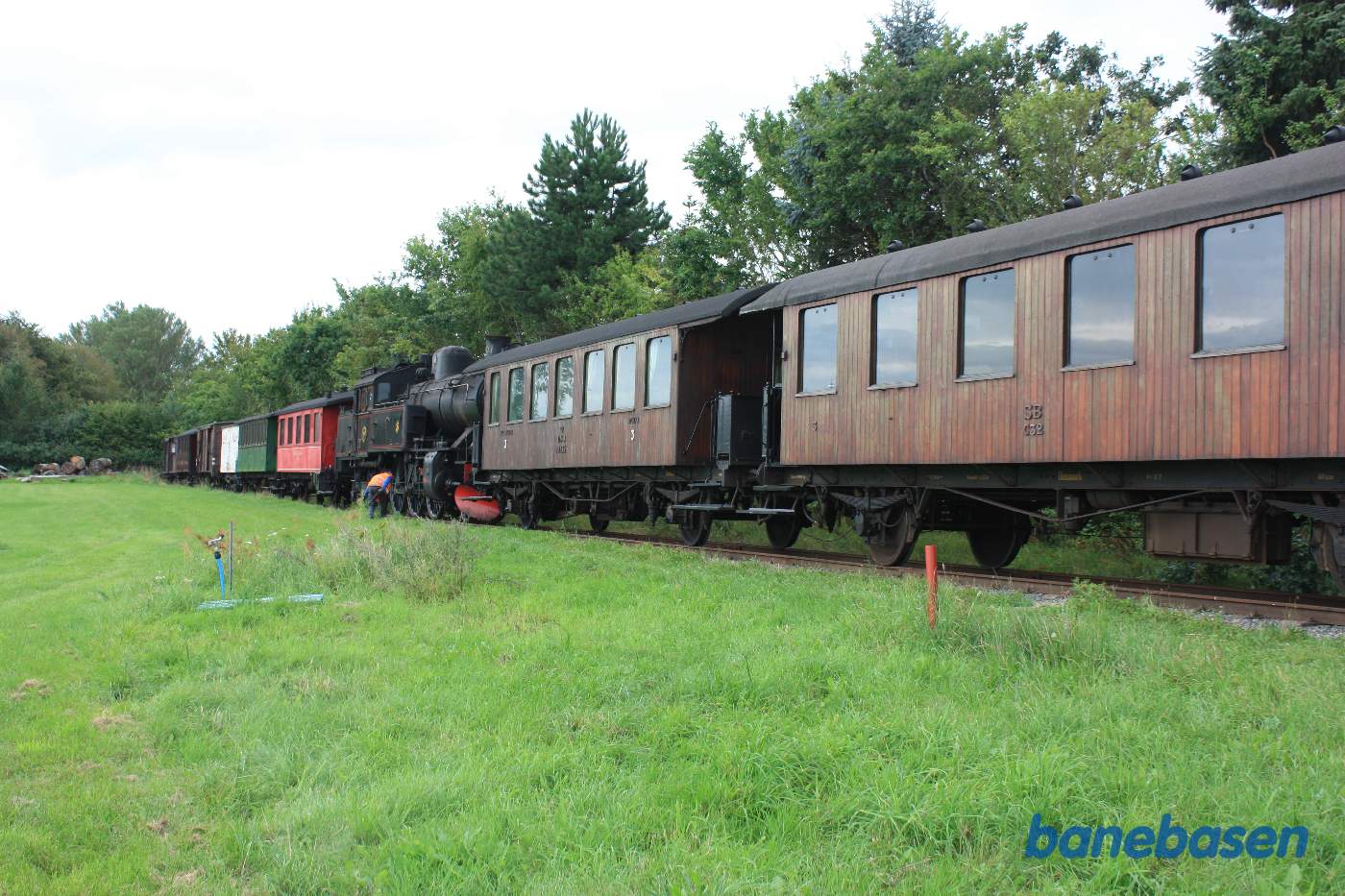 Rangerlederen tjekker at toget er korrekt samlet