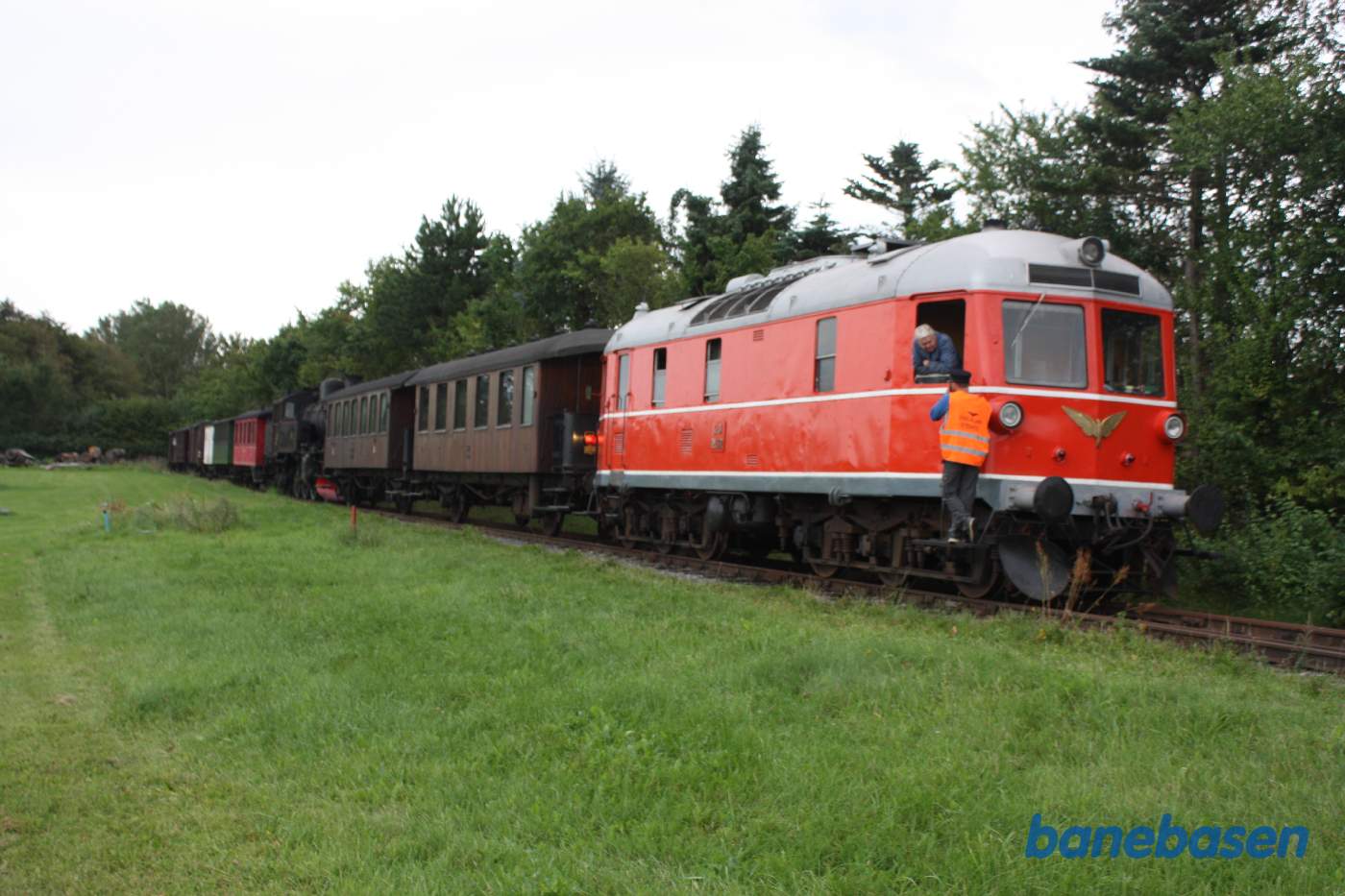 Rangerlederen tjekker at toget er korrekt samlet. M32 er koblet på toget og skal trække toget til Helsingør via Hillerød Rangerlederen tjekker at toget er korrekt samlet. M32 er koblet på toget og skal trække toget til Helsingør via Hillerød