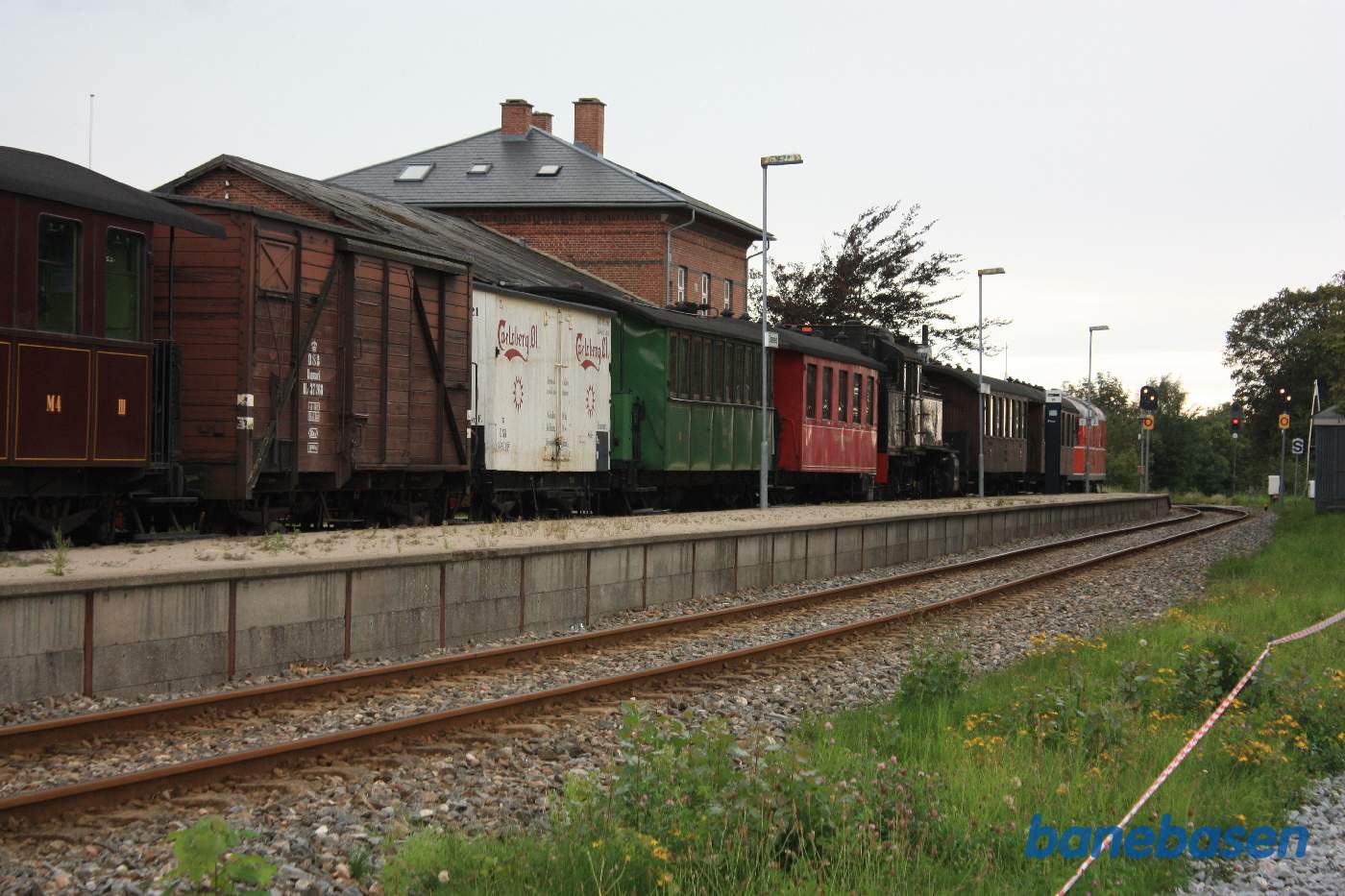 Materieltransporten holder i spor 1, men M 32 skal ned i den anden ende