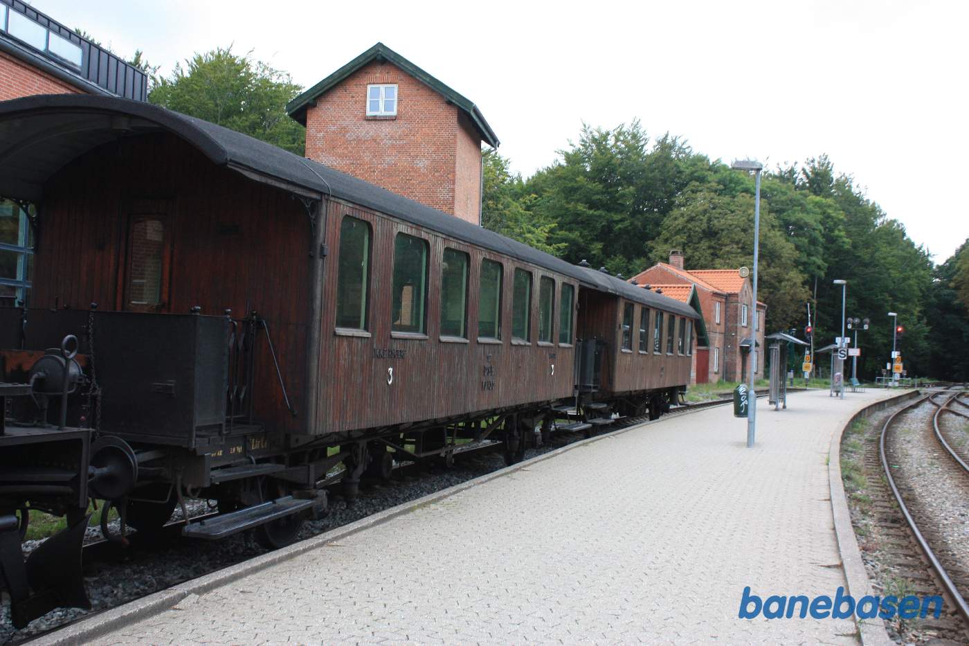 Materieltoget holder i Kagerup og afventer krydsning, så vi kan komme videre