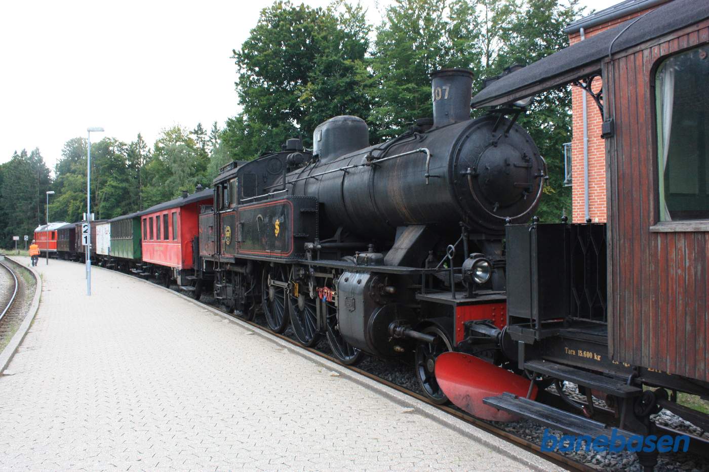 Materieltoget holder i Kagerup og afventer krydsning, så vi kan komme videre