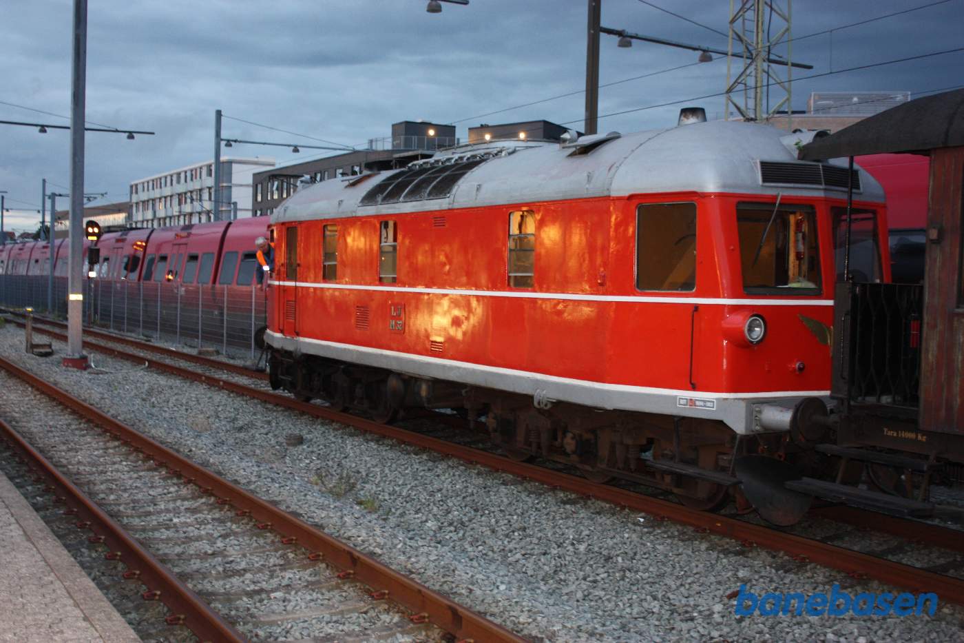 M 32 koblet til stammen, lokomotivføreren laver bremseprøve med rangisten