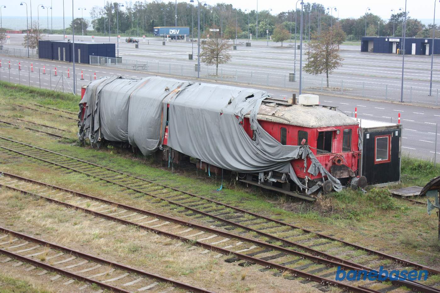 Den gamle Skagensbanemotorvogn dækket over med presenninger