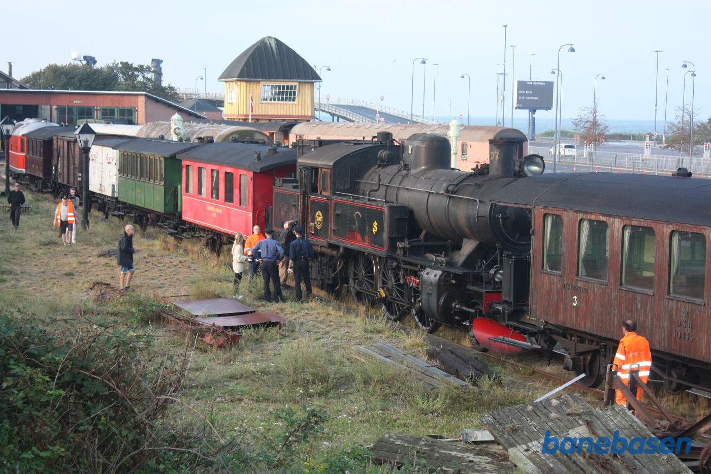 Materieltoget er ankommet til Gedser remise og medlemmerne strømmer hen for at se den flotte nye udstillingsgenstand Materieltoget er ankommet til Gedser remise og medlemmerne strømmer hen for at se den flotte nye udstillingsgenstand