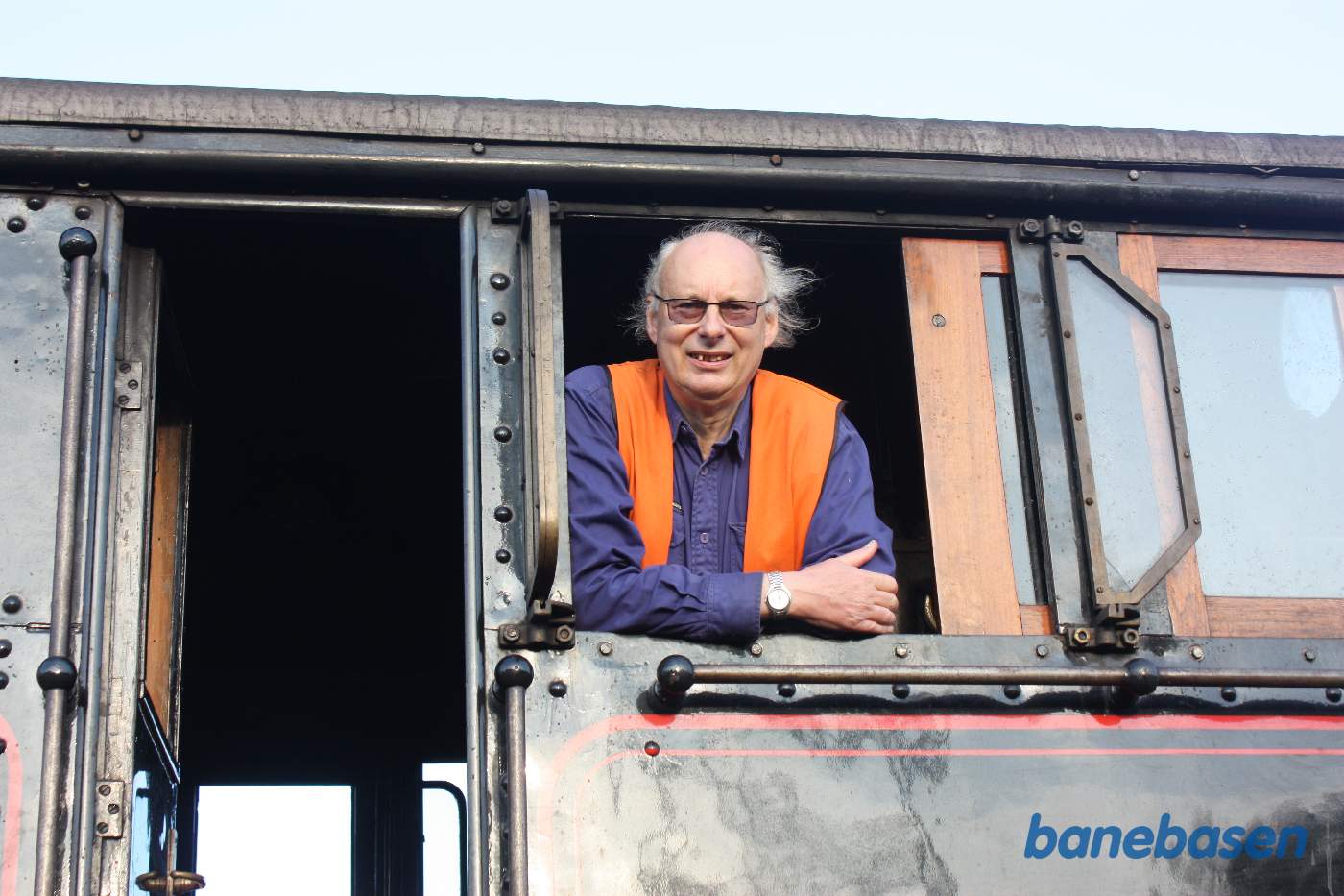 Den nye materielejer kigger ud af vinduet, endelig, efter 1 års planlægningsarbejde er det lykkedes at køre lokomotivet til Gedser