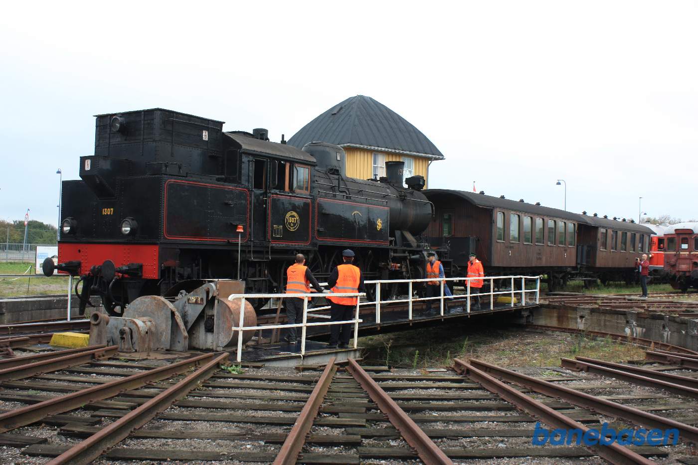 Damplokomotivet bliver skubbet ud på drejeskiven Damplokomotivet bliver skubbet ud på drejeskiven