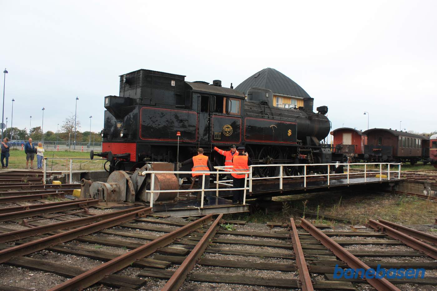Damplokomotivet står på drejeskiven, klar til at blive drejet over til spor 11 i rundremisen Damplokomotivet står på drejeskiven, klar til at blive drejet over til spor 11 i rundremisen