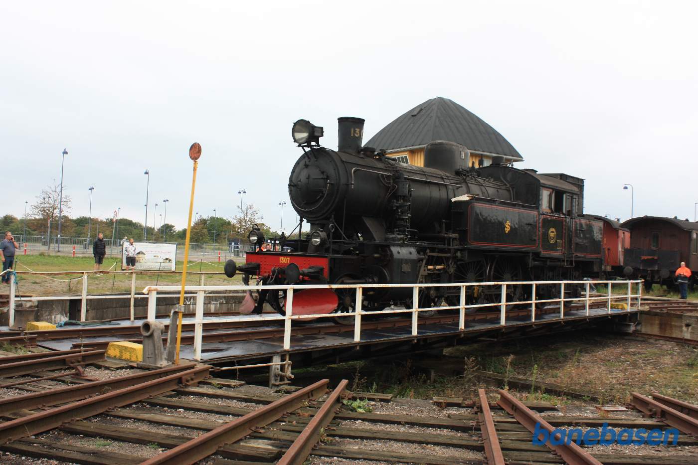Damplokomotivet står på drejeskiven og ved at blive drejet over til spor 11 i rundremisen
