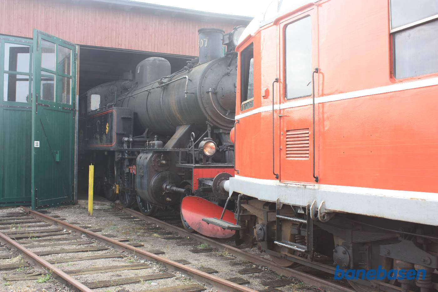 Med M 32 var det en let sag at køre damplokomotivet ind i remisen, hvor stængerne skulle genmonteres