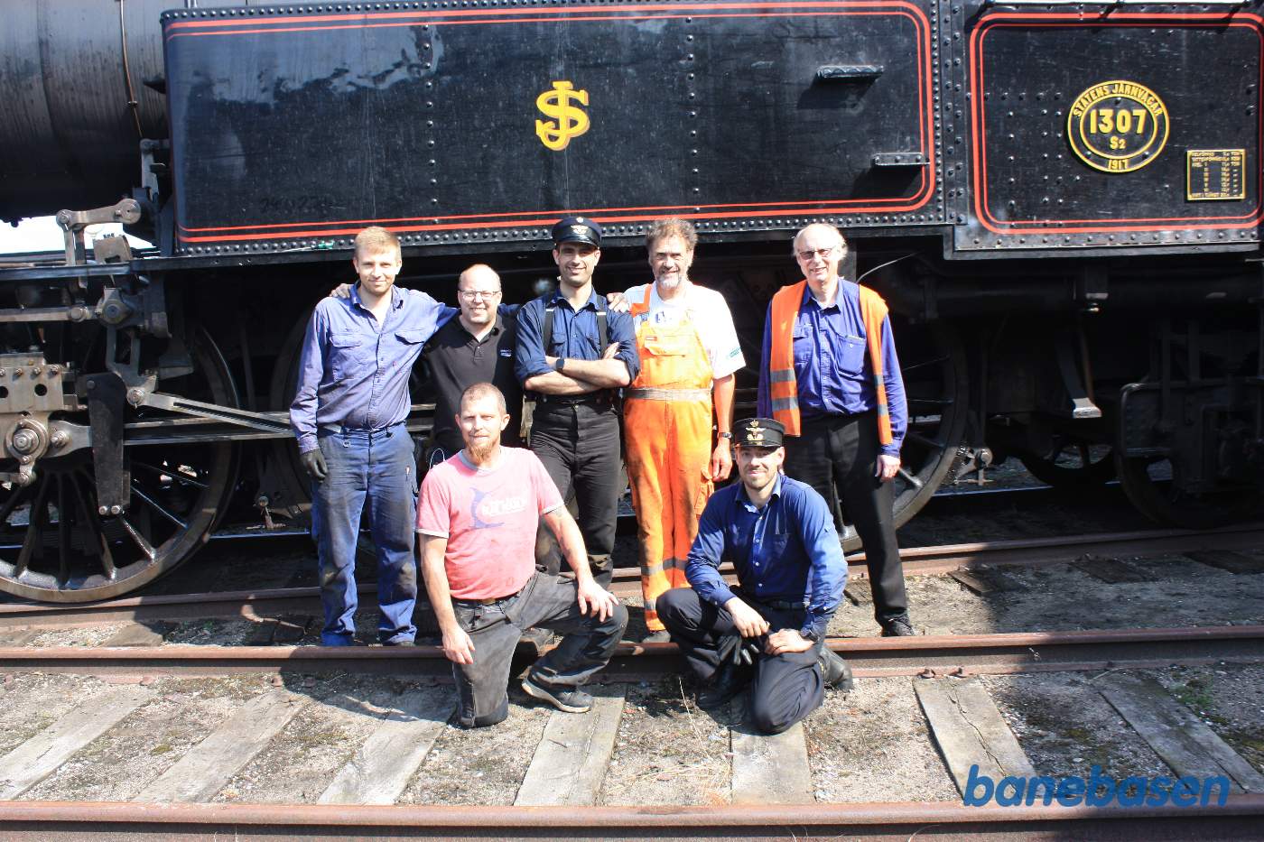 Sidst på dagen var stængerne monteret og M 32 kunne trække 1307 ud for fotografering med hele holdet Sidst på dagen var stængerne monteret og M 32 kunne trække 1307 ud for fotografering med hele holdet