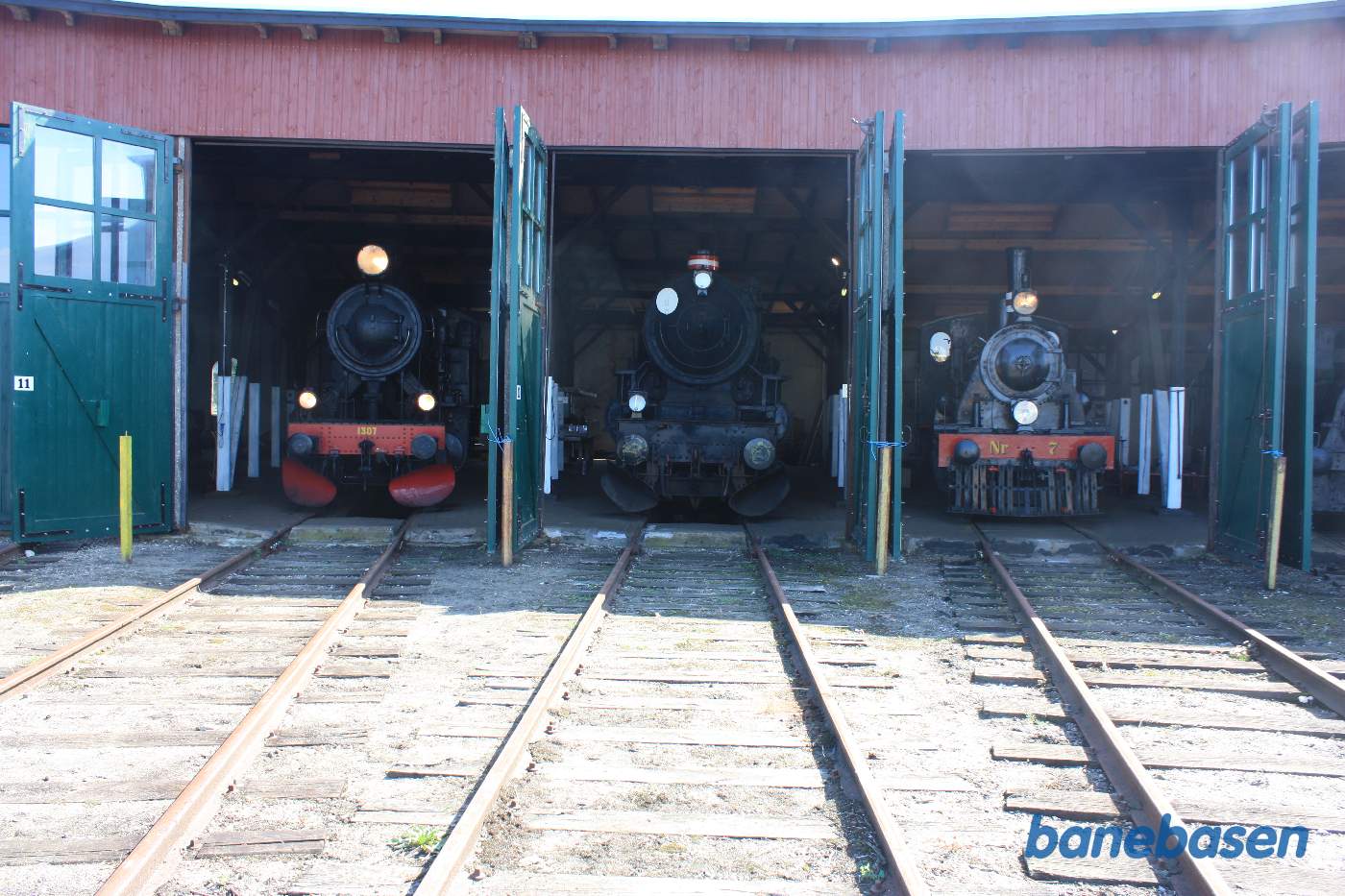 3 flotte damplokomotiver med lys på 3 flotte damplokomotiver med lys på