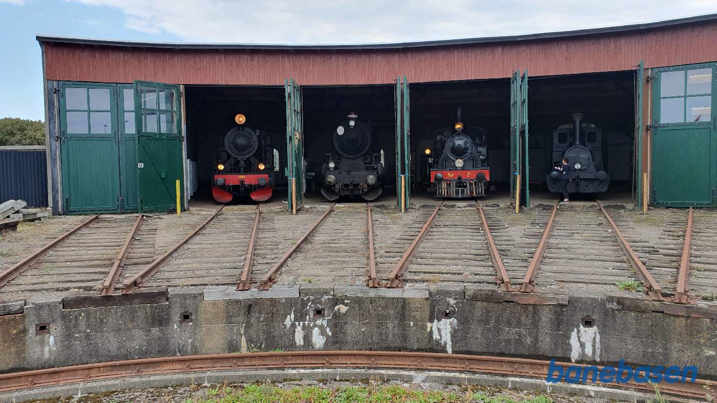 4 flotte damplokomotiver i rundremisen 4 flotte damplokomotiver i rundremisen
