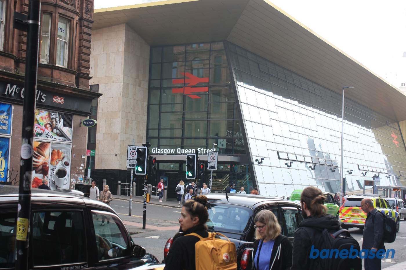 Hovedindgangen til Glasgow Queen Street station, set fra gaden med megen trafik