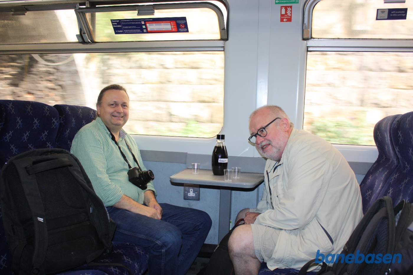 Vi sidder i et tog fra Queen Street station til Balloch. De små glas er kommet på bordet, en god start på dagen