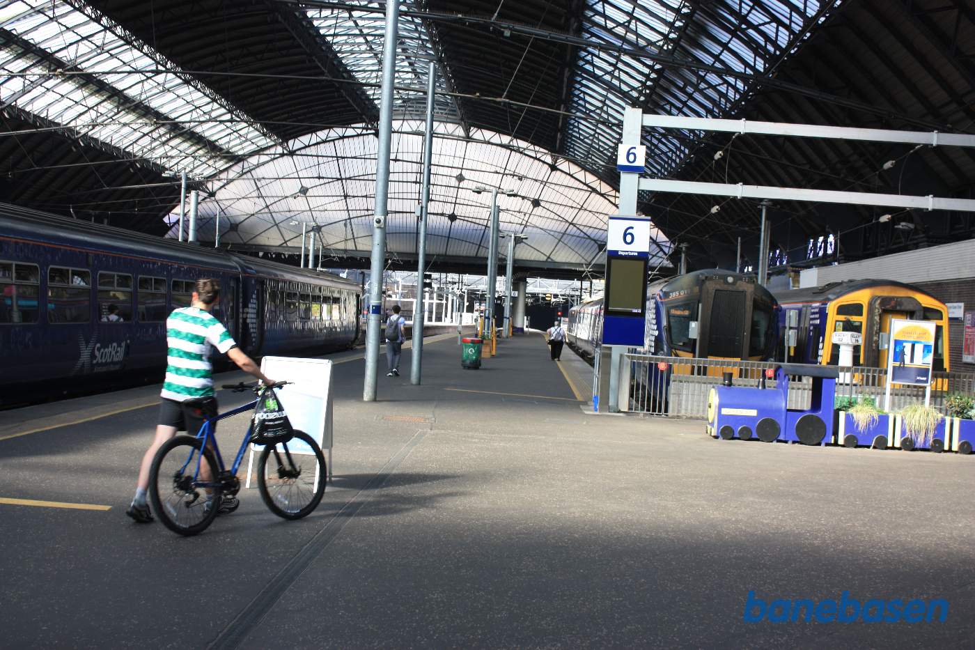 Et vue ud over perronerne med persontog ved perronerne