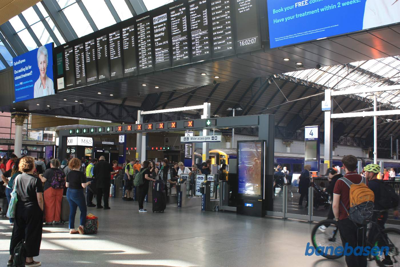 Den store tavle for togafgange hænger oppe over billetkontrol maskinerne