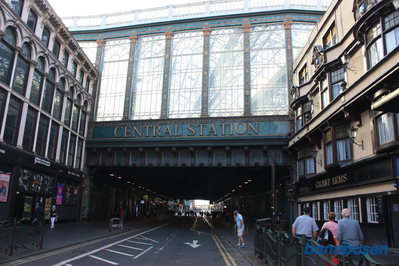 Den store central station er hævet op over nogen af byens gader. På broen går sporene på tværs af gaden
