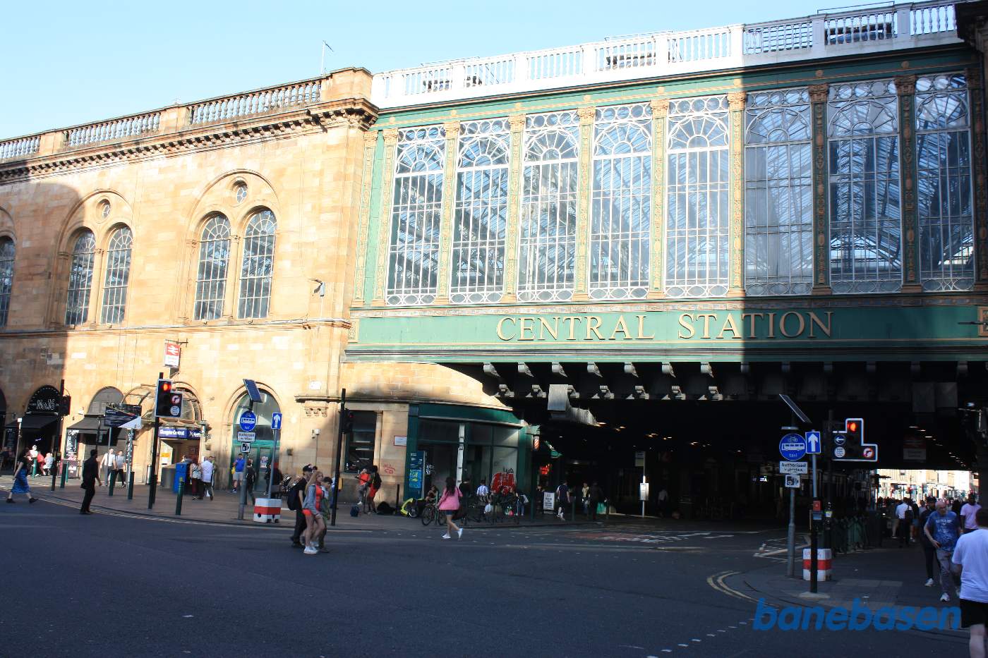 Den store central station er hævet op over nogen af byens gader. På broen går sporene på tværs af gaden