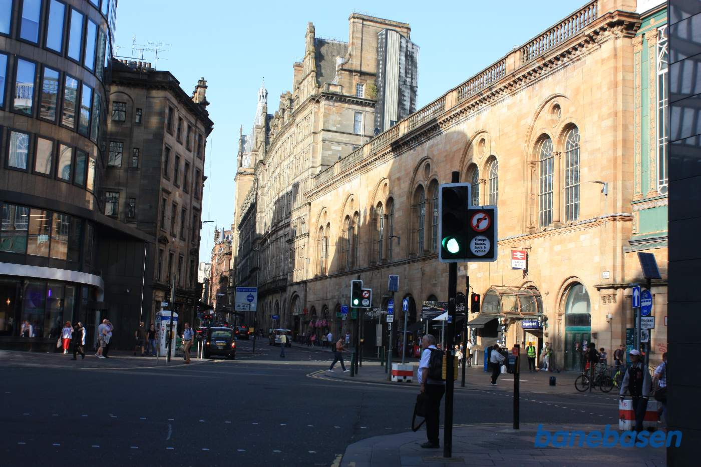 Vi kigger op langs siden af centralstationen. Hovedindgangen ligger 240 meter oppe ad gaden til højre