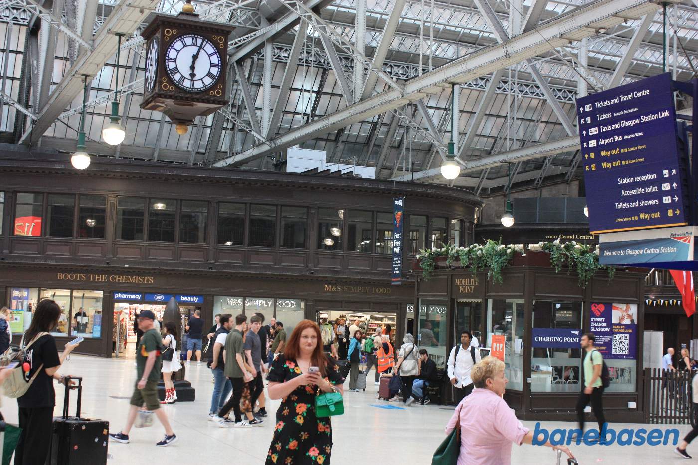 Inde i den store afgangshal ligger der flere spændende butikker