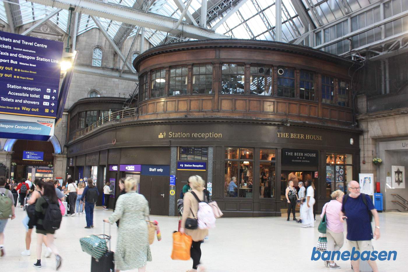 Inde i den store afgangshal ligger der flere spændende butikker