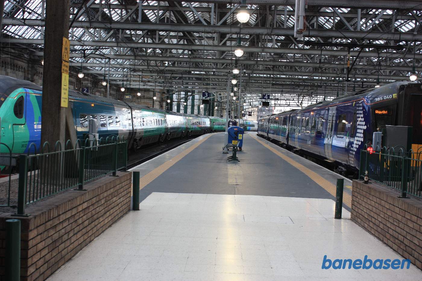 Et vue ud over en tom perron med persontog