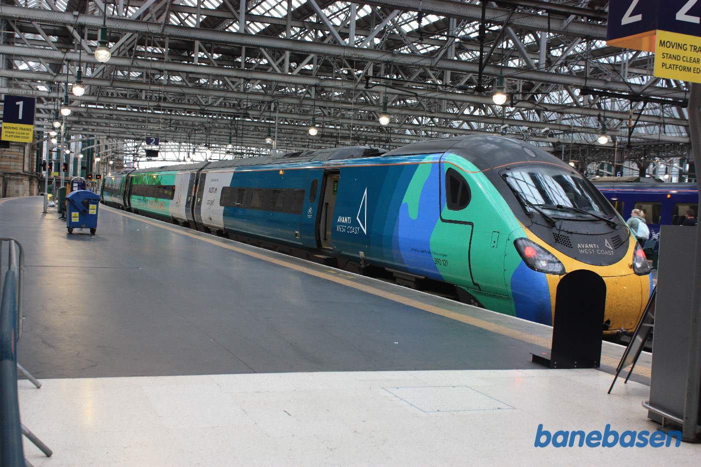 Et eksprestog holder ved perron