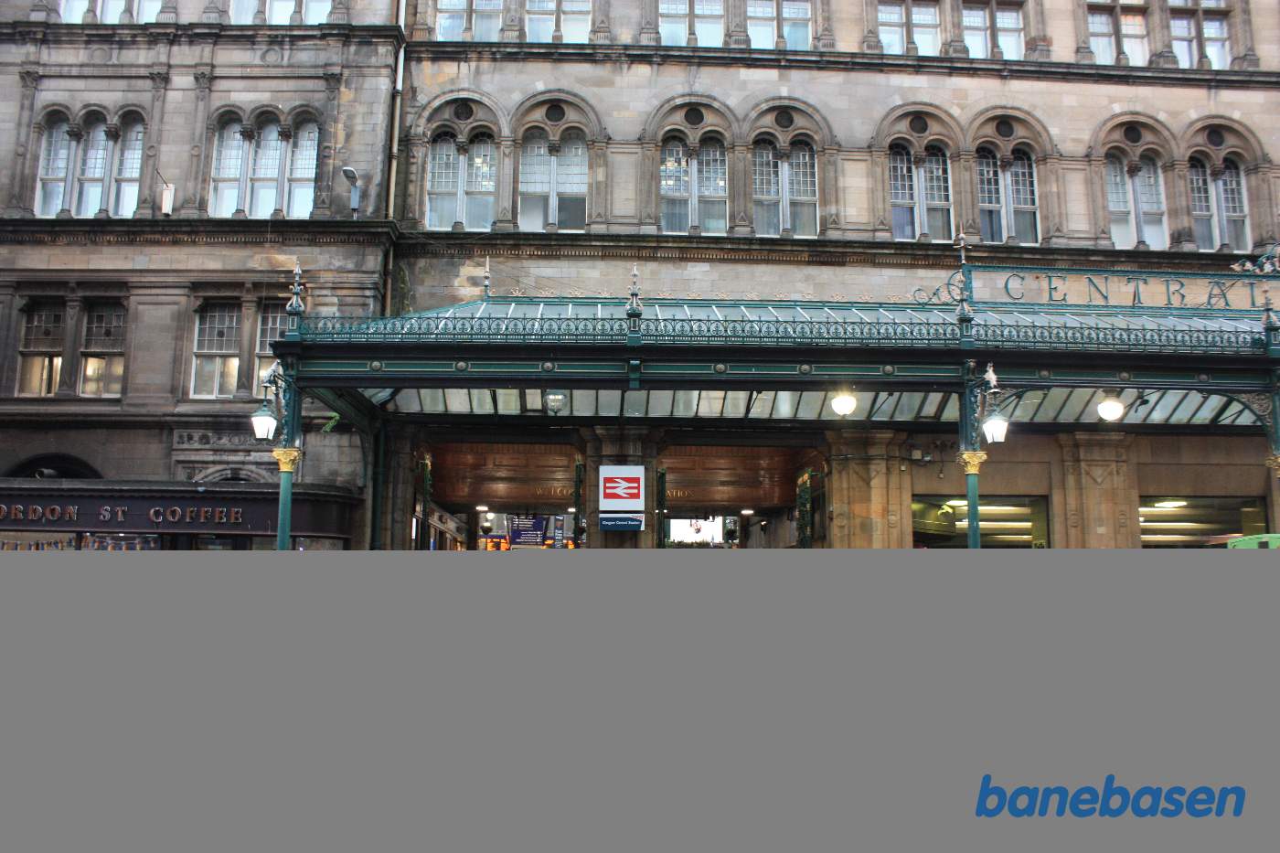 Hovedindgangen til stationen, set ude fra Gordon Street