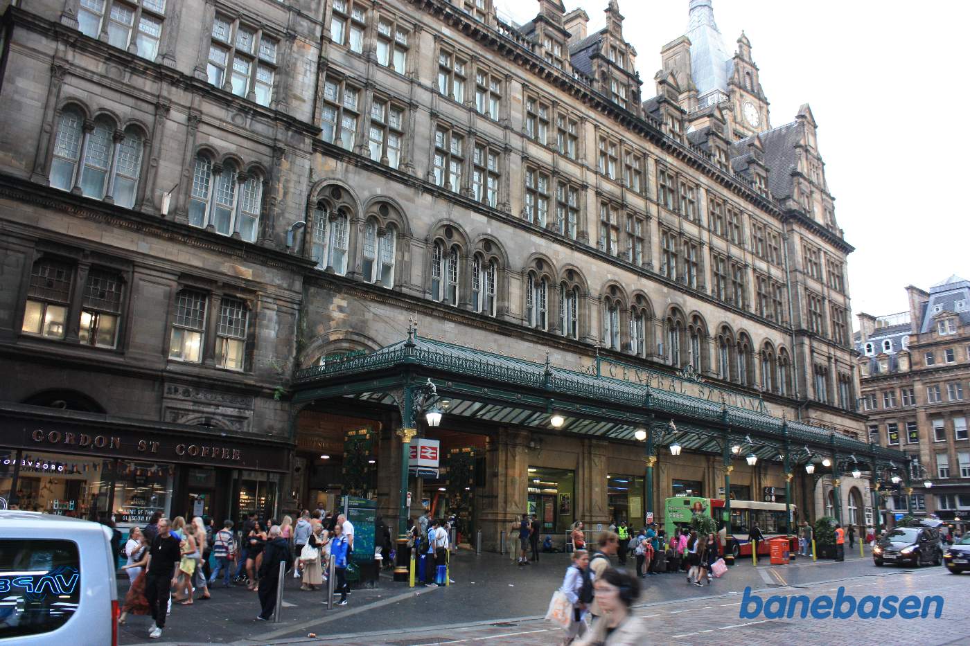 Hovedindgangen til stationen, set ude fra Gordon Street