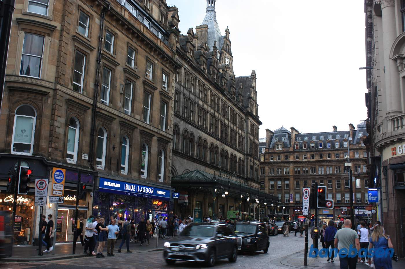 Hovedindgangen til stationen, set ude fra Gordon Street