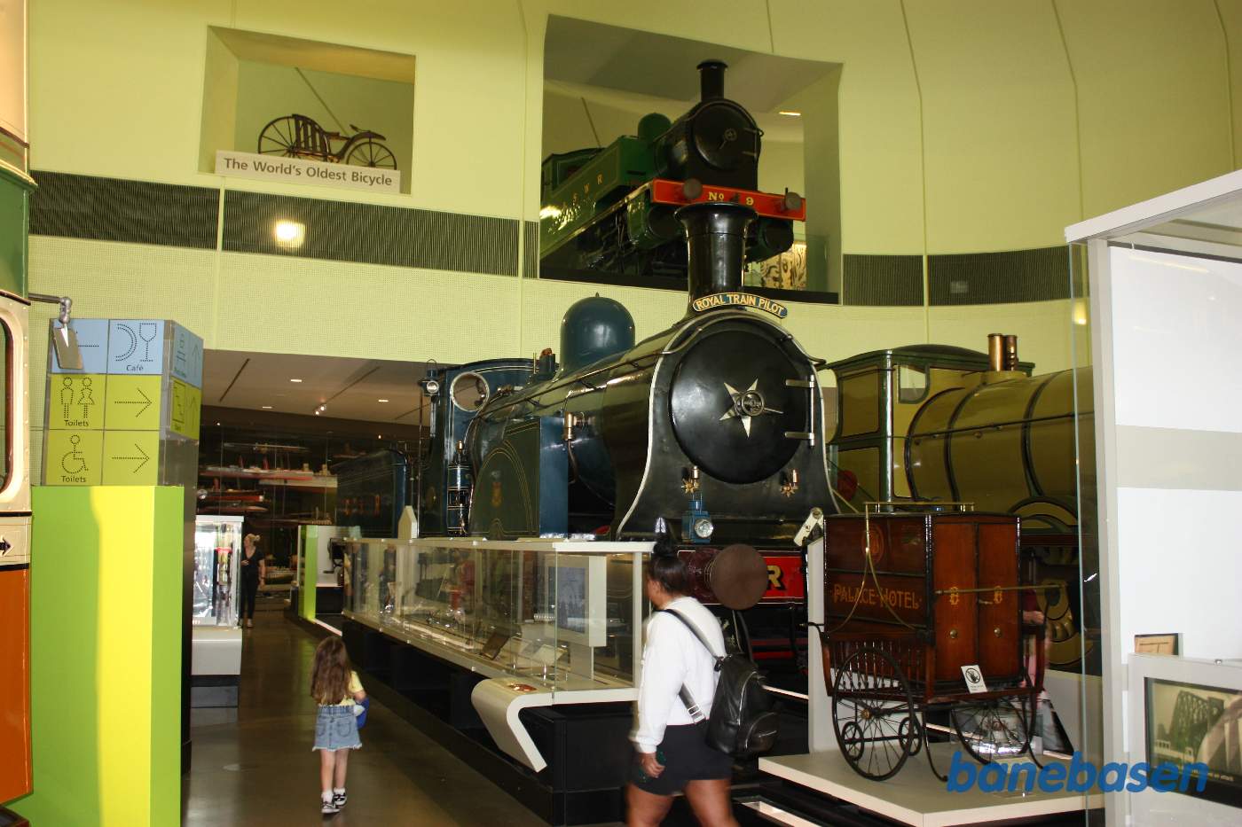 Her er 3 damplokomotiver samt flere udstillings montre