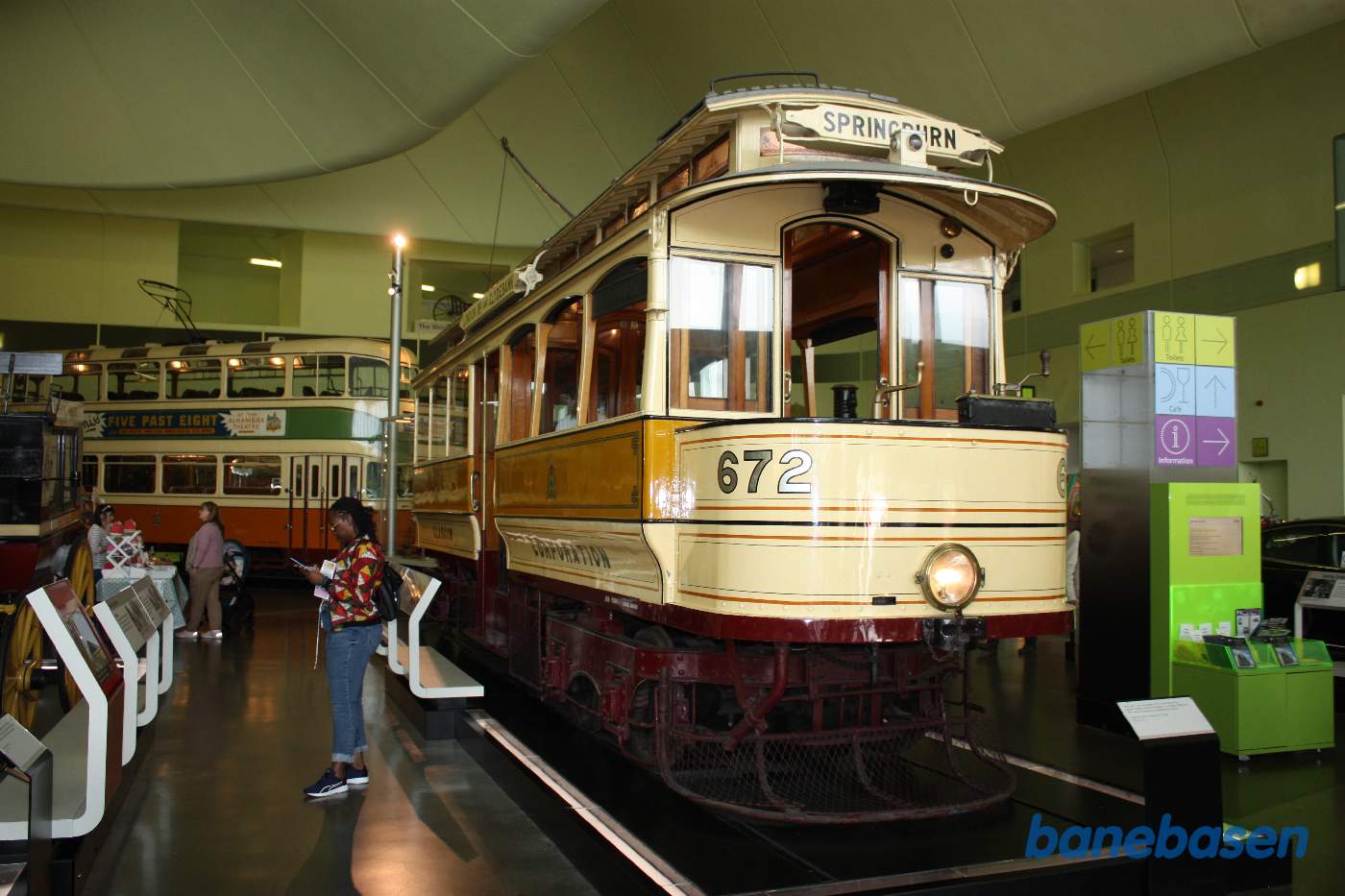 Her ses 2 elektriske sporvogne