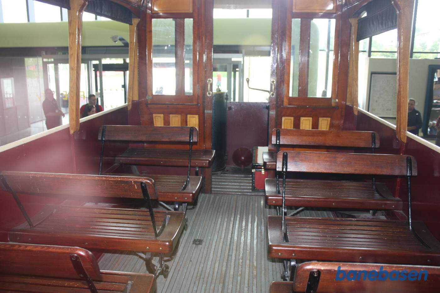 Vi er inde i en af sporvognene, bemærk vendesæderne, så man altid kan sidde i køreretningen