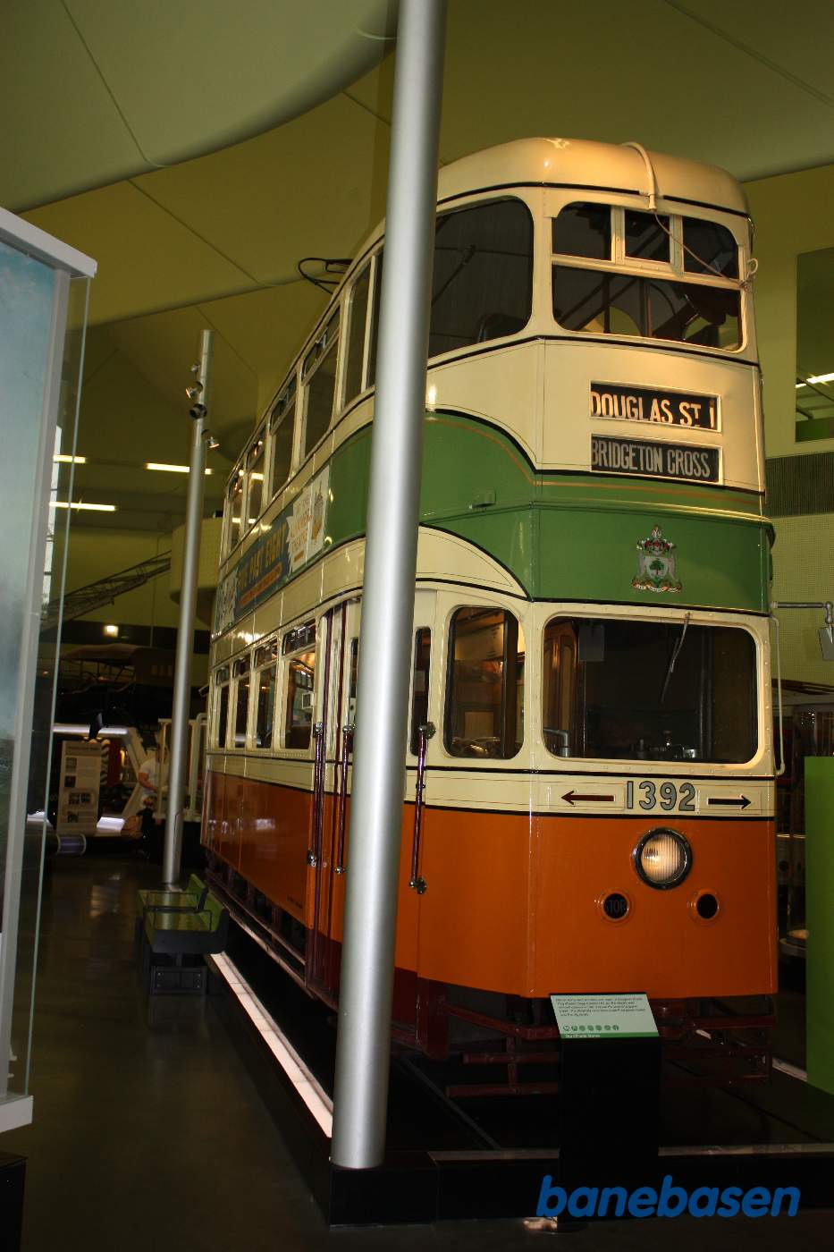 En dobbeltdækker sporvogn set udefra