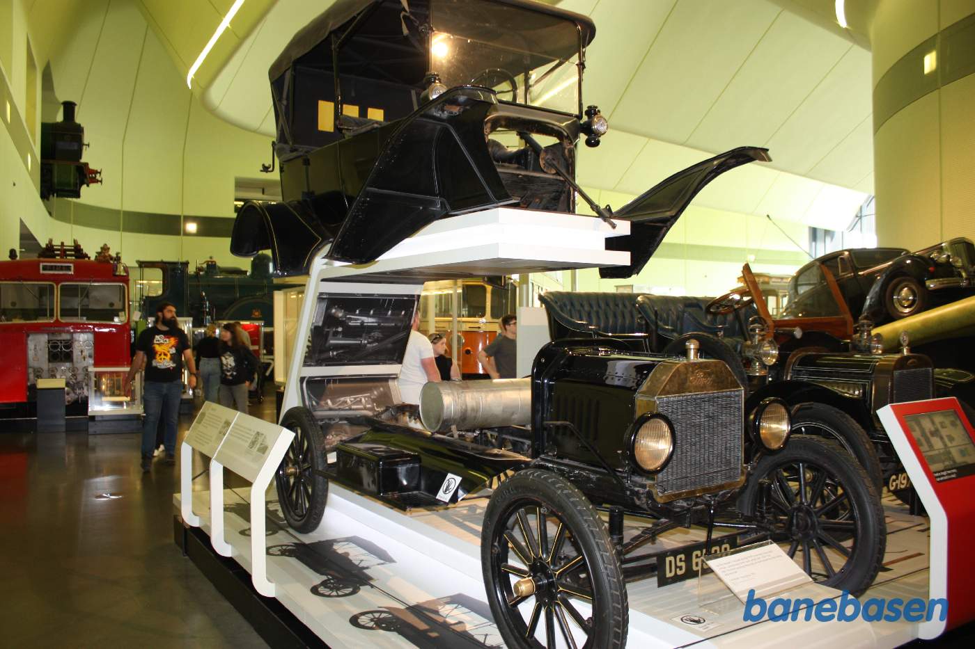 En veteranbil, skilt ad, så man kan se, hvor simpel den er konstrueret