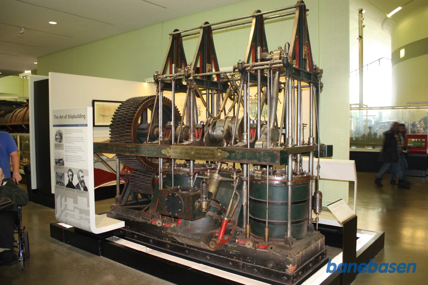 En skibsdampmaskine, bemærk de 4 forsatte tandhjul, som fjerner den summende lyd, forløberen for skråt skårne tandhjul