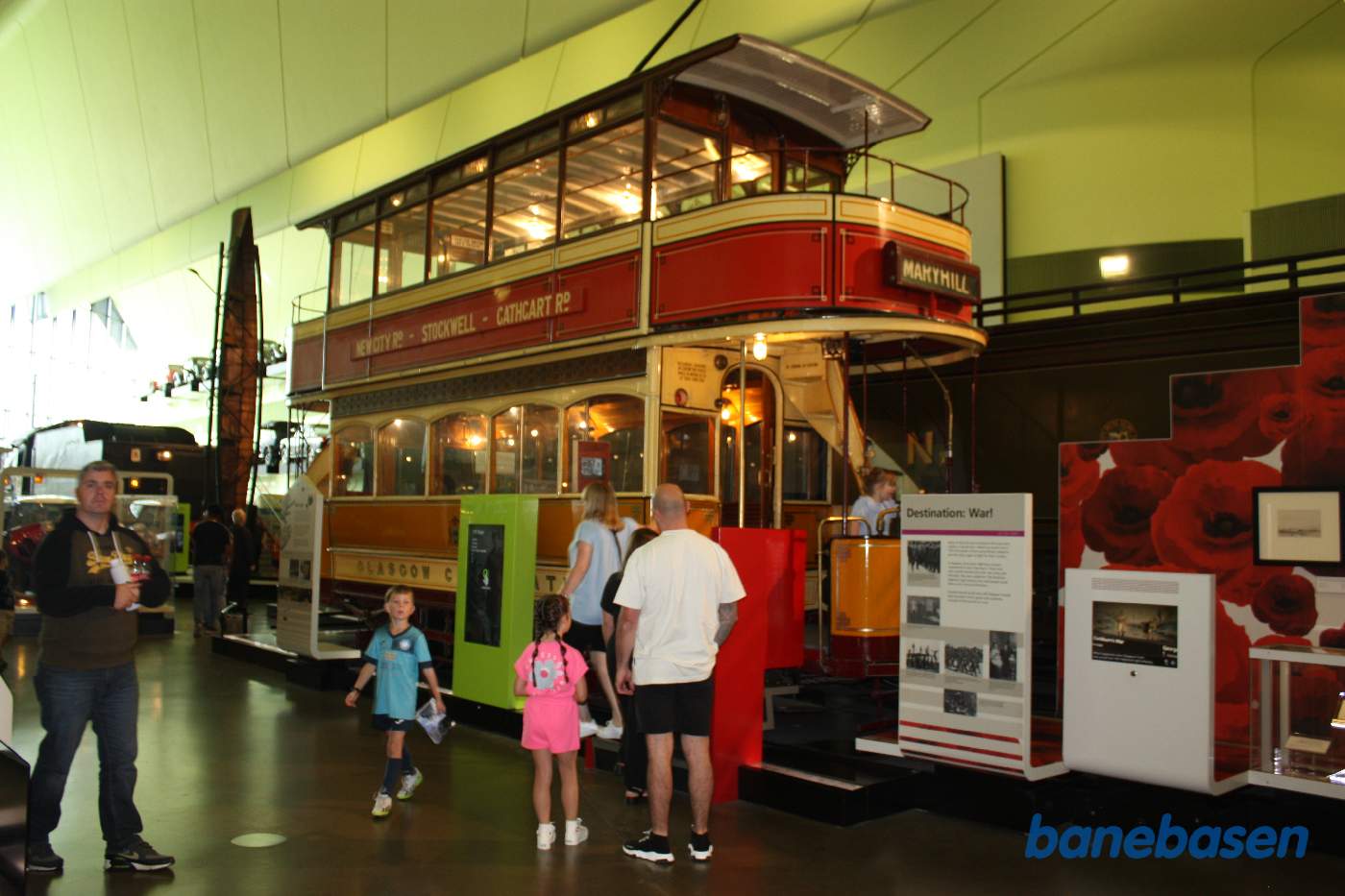 En gammel 2 etages sporvogn med udvendige trapper