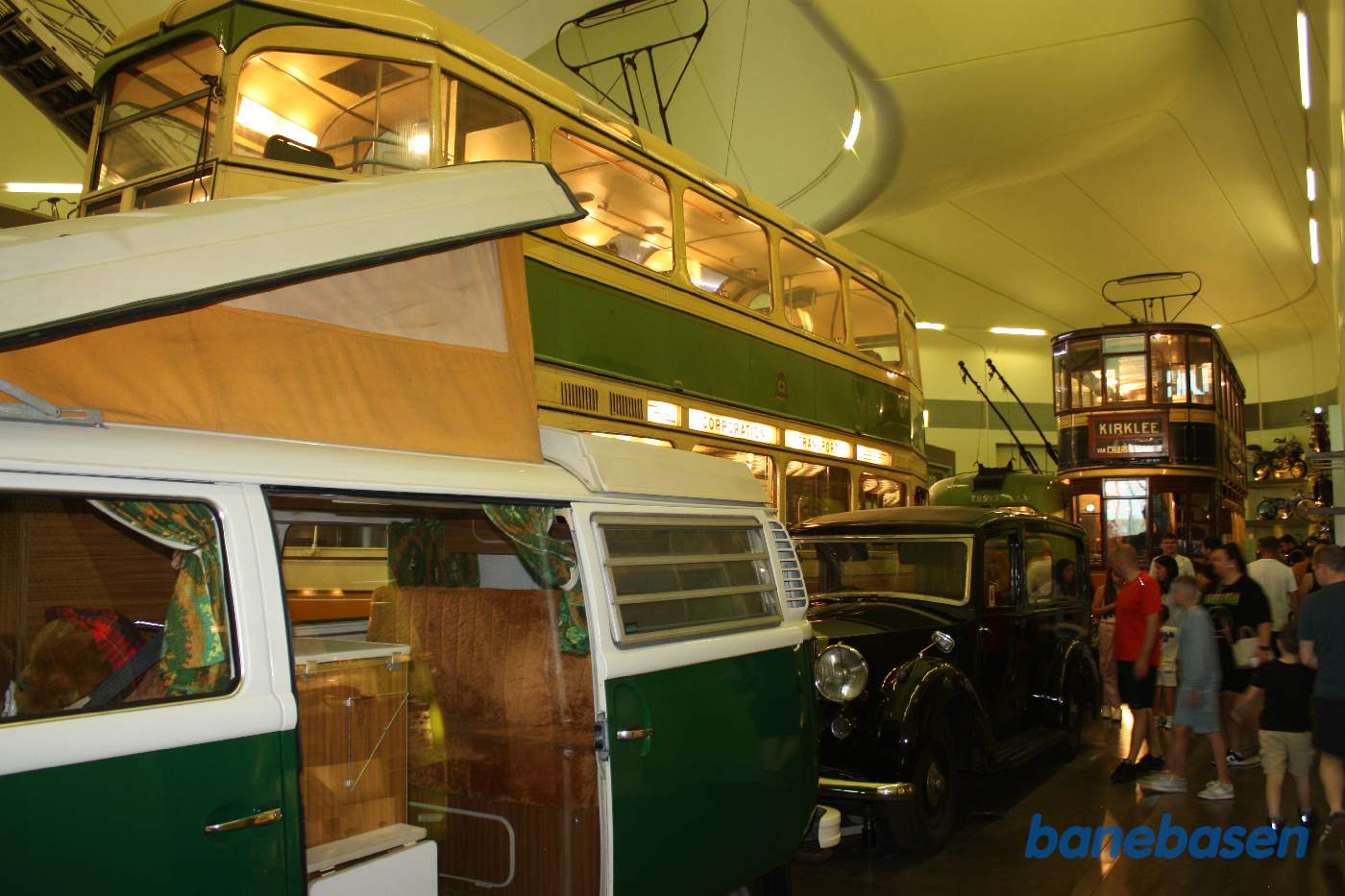 I udstillingen er der både biler og sporvogne samt mange besøgende