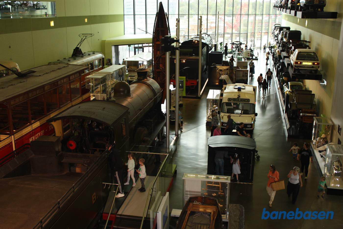 Oppe fra 1.sal er en fin udsigt ned over de mange udstillede køretøjer