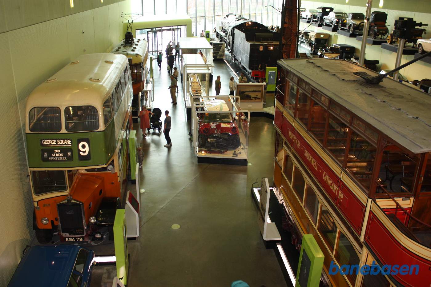 Oppe fra 1.sal er en fin udsigt ned over de mange udstillede køretøjer