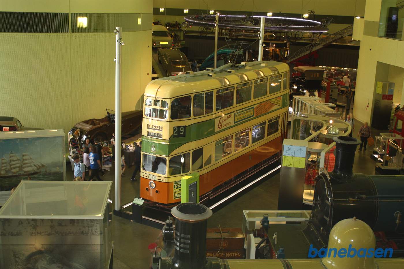 Oppe fra 1.sal er en fin udsigt ned over de mange udstillede køretøjer