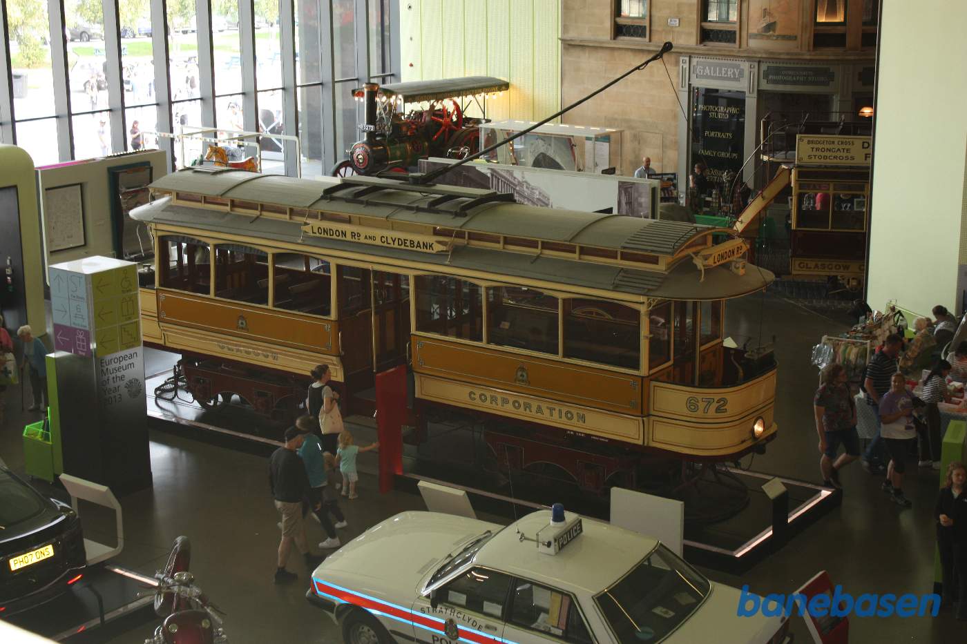 Oppe fra 1.sal er en fin udsigt ned over de mange udstillede køretøjer