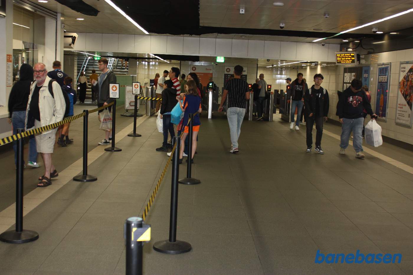 I Glasgow er også en metro linje, der kører i en ring, her billetsalg, opgang til gaden til venstre og nedgang til perronen til højre