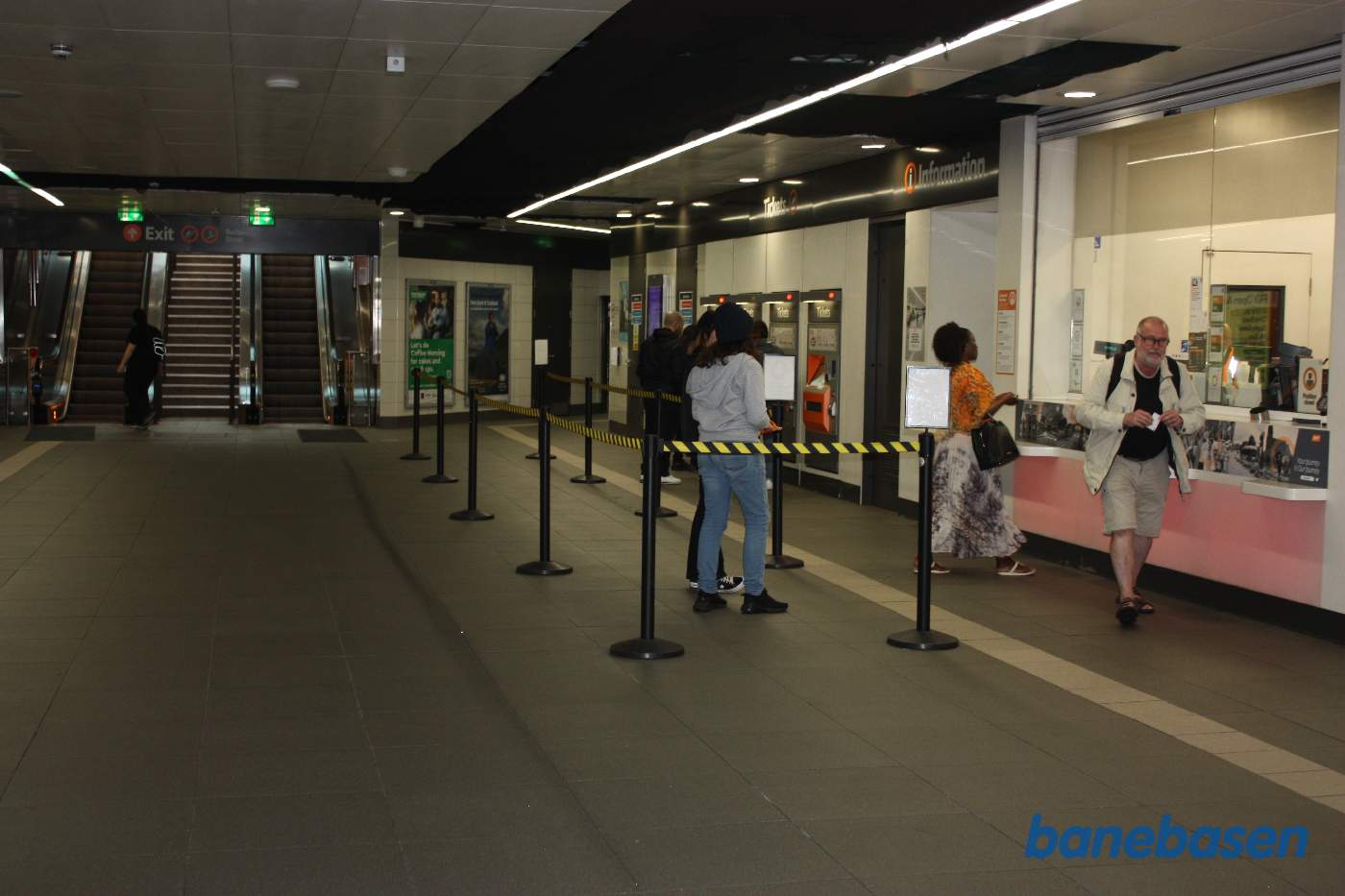 Til venstre opgang til gaden og billetsalget til højre